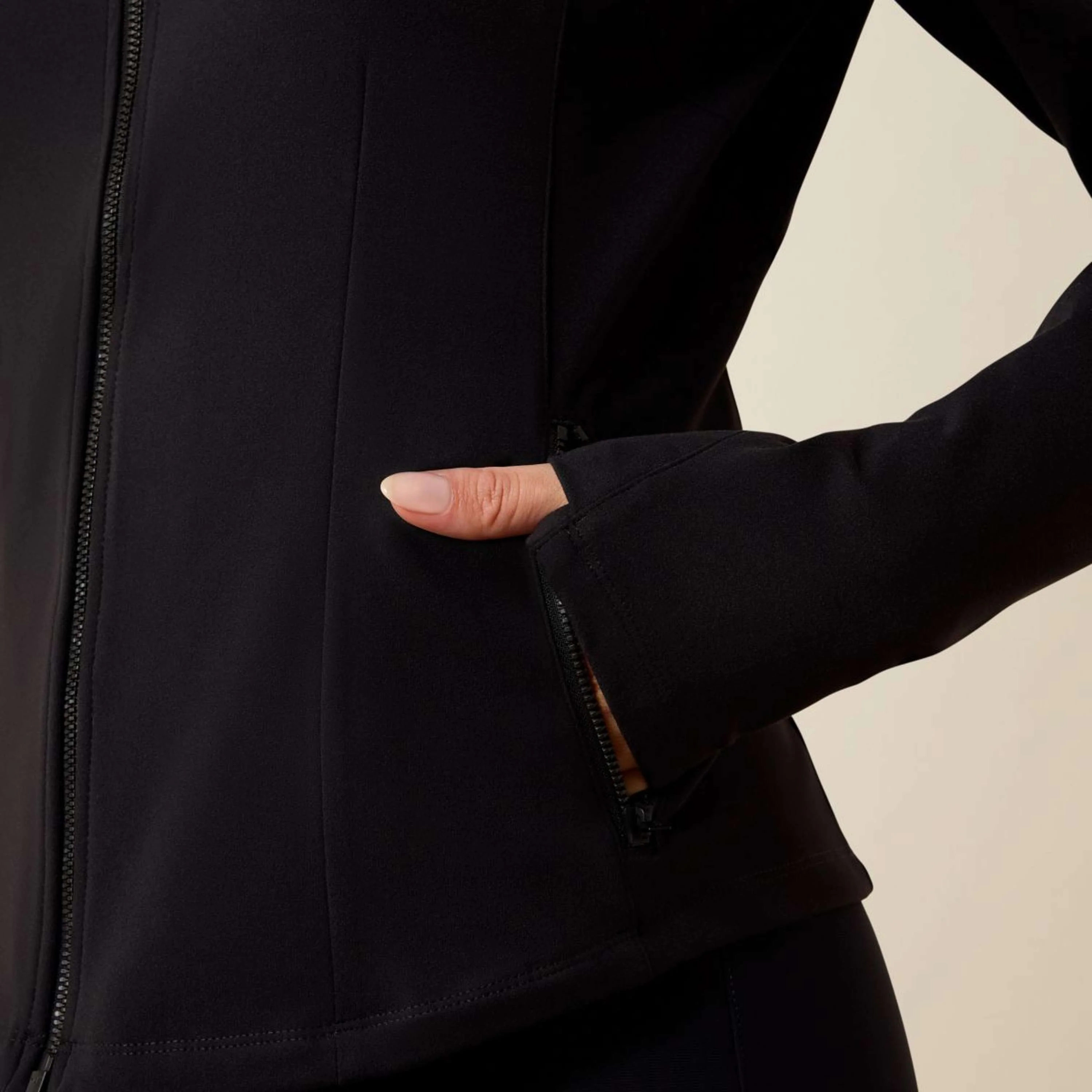 Ariat Jacke Solveil Full Zip Damen Schwarz - Image 3