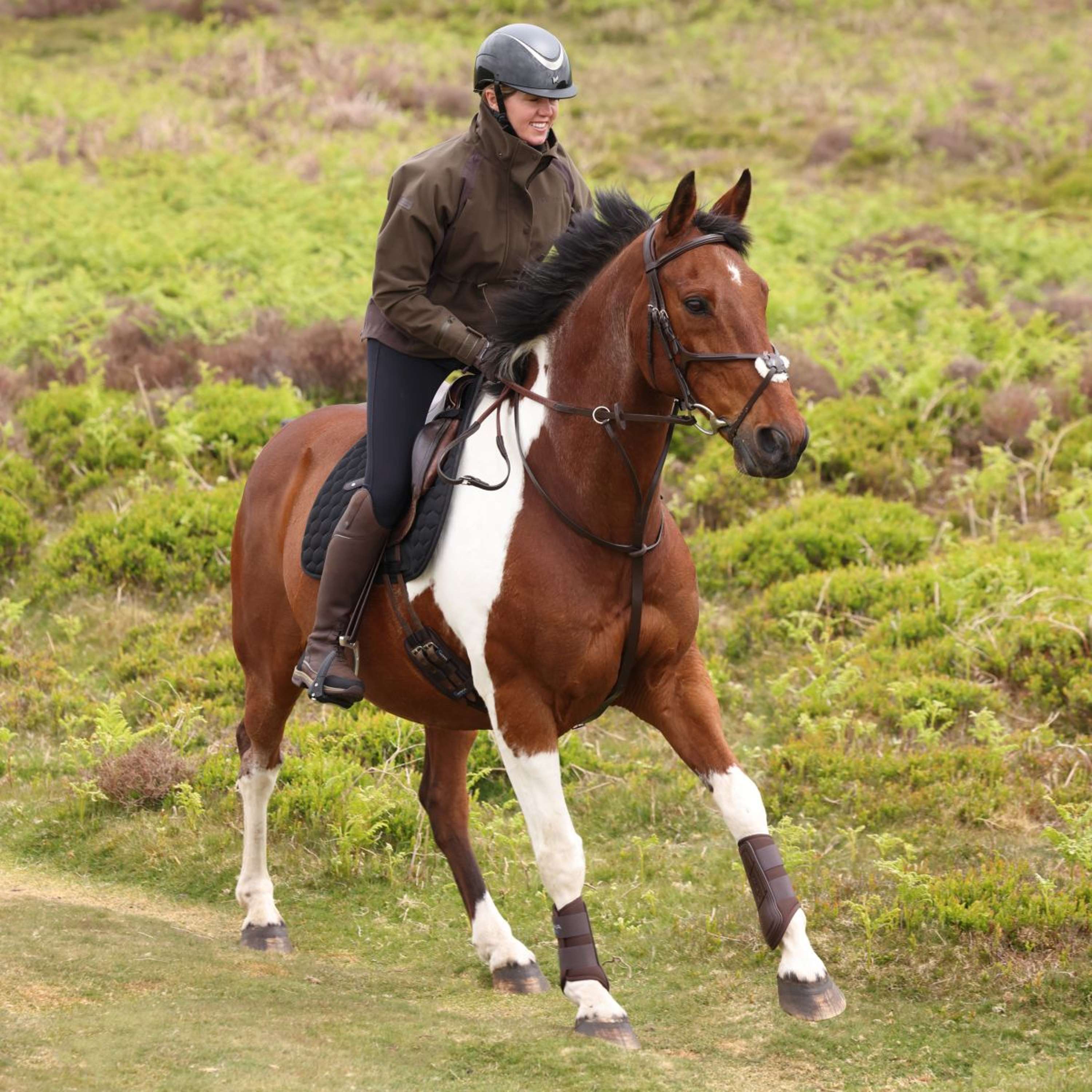 Aubrion by Shires Pullover Heritage Dunkelolive - Image 10