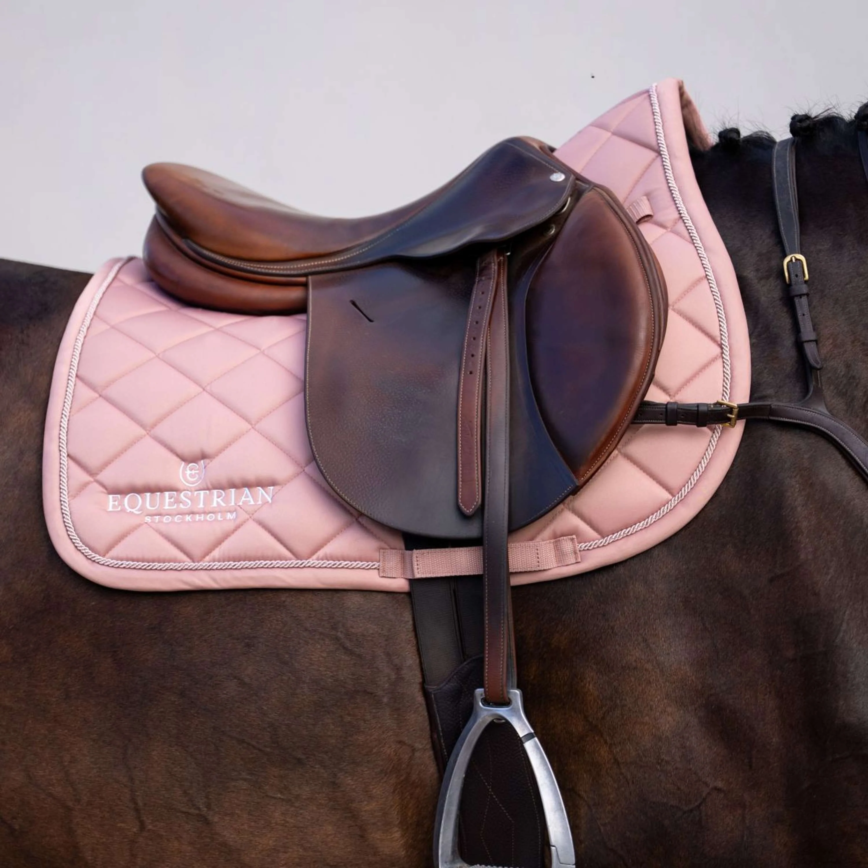 Equestrian Stockholm Schabracke Line Springen Rosa - Image 2