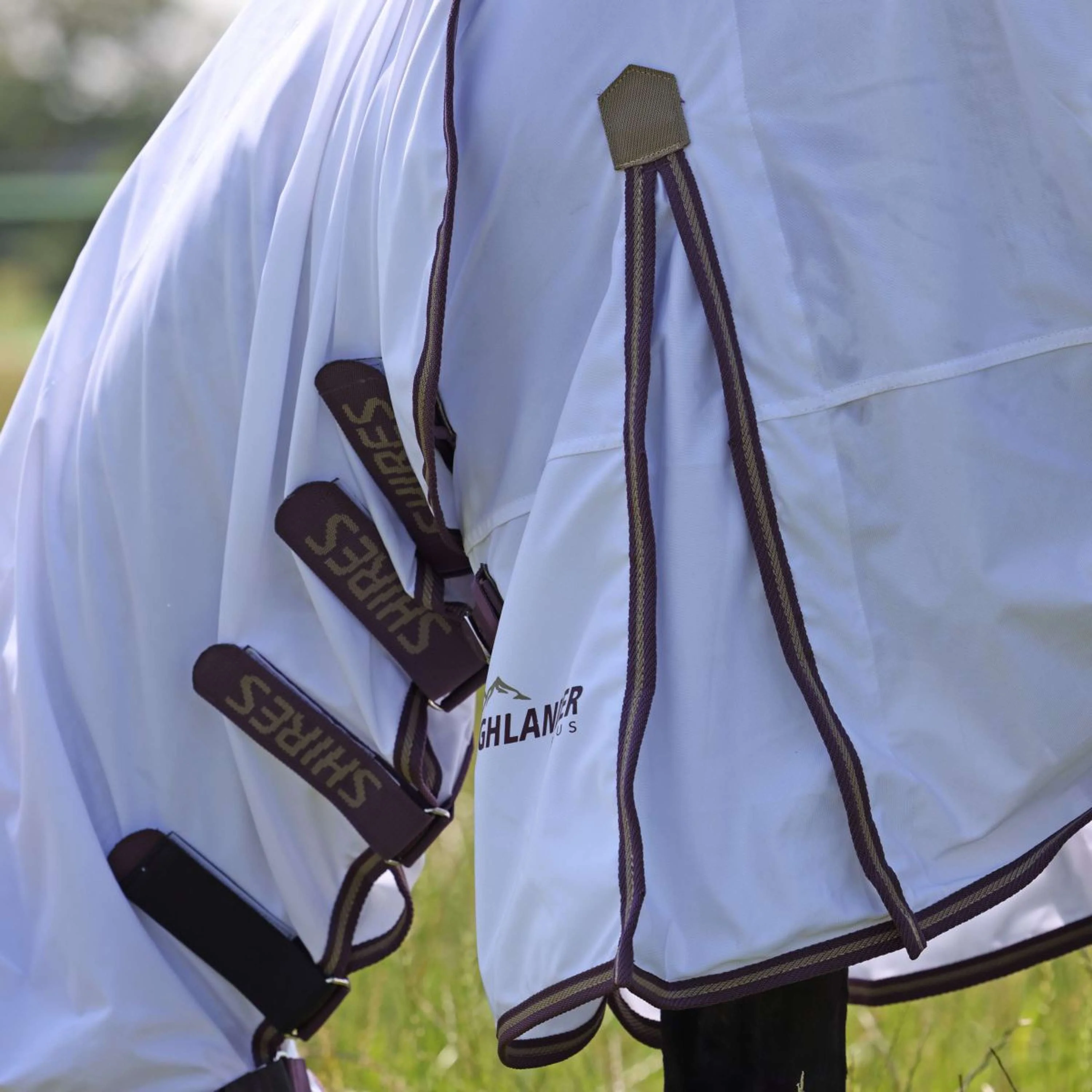 Highlander Plus by Shires Fliegendecke Combo Weiß/Black Cherry - Image 4